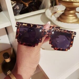 Tortoise sunglasses (ADD ON ITEM)